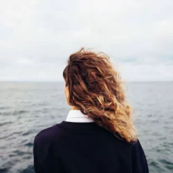 Une dame face à la mer.